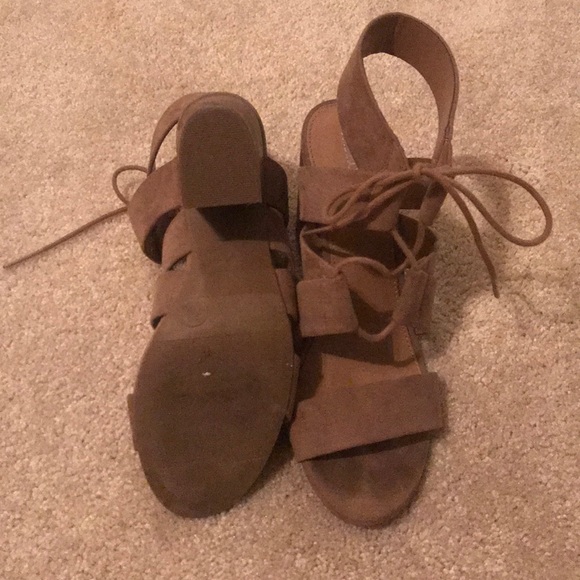 Cute tie heels - Picture 4 of 7